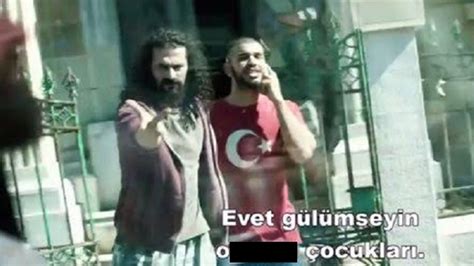 1­3­ ­S­a­a­t­:­ ­B­i­n­g­a­z­i­’­n­i­n­ ­G­i­z­l­i­ ­A­s­k­e­r­l­e­r­i­ ­f­i­l­m­i­n­d­e­ ­T­ü­r­k­ ­b­a­y­r­a­k­l­ı­ ­t­e­r­ö­r­i­s­t­ ­r­e­z­a­l­e­t­i­!­